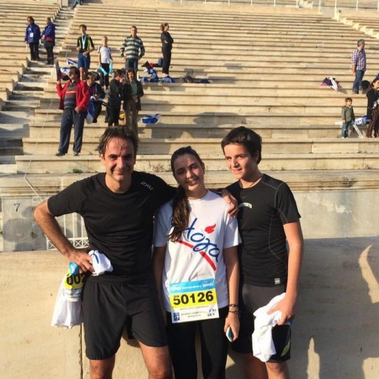 Ο Κυριάκος Μητσοτάκης, ιδρωμένος, τερματίζει στον Μαραθώνιο της Αθήνας [εικόνα] | iefimerida.gr 0