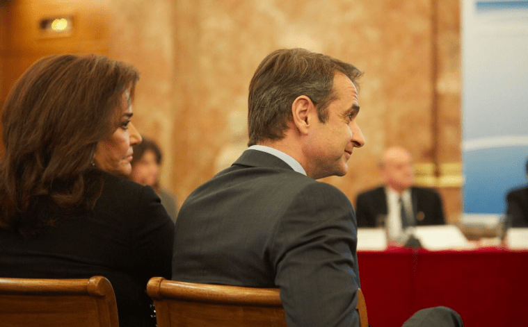 Το δημόσιο φιλί του Κυριάκου στην Ντόρα -Μια ημέρα αφού ξεκαθάρισε ότι δεν θα την κάνει υπουργό [εικόνες] | iefimerida.gr 2