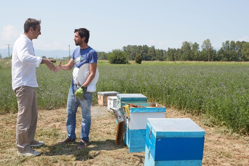 Ο Μητσοτάκης σε παραγωγούς της Καρδίτσας -Είδε τις καλλιέργειες, άκουσε τα προβλήματά τους [εικόνες] | iefimerida.gr 5