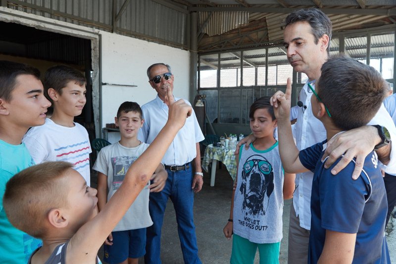 Ο Μητσοτάκης σε παραγωγούς της Καρδίτσας -Είδε τις καλλιέργειες, άκουσε τα προβλήματά τους [εικόνες] | iefimerida.gr 6