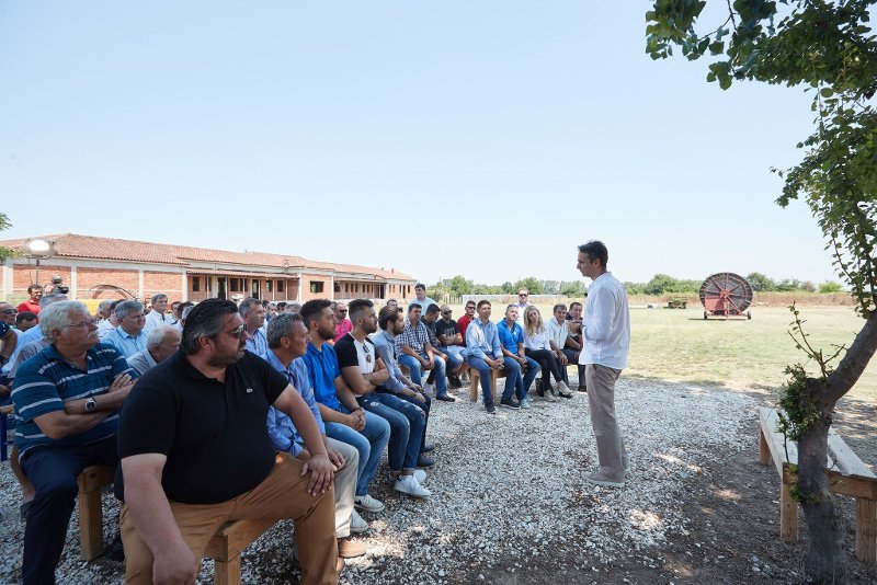 Ο Μητσοτάκης σε παραγωγούς της Καρδίτσας -Είδε τις καλλιέργειες, άκουσε τα προβλήματά τους [εικόνες] | iefimerida.gr 3