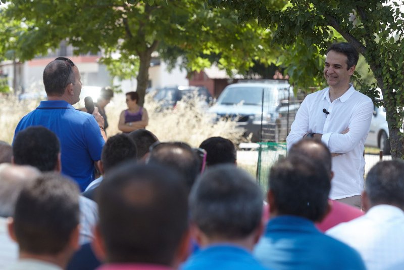 Ο Μητσοτάκης σε παραγωγούς της Καρδίτσας -Είδε τις καλλιέργειες, άκουσε τα προβλήματά τους [εικόνες] | iefimerida.gr 4