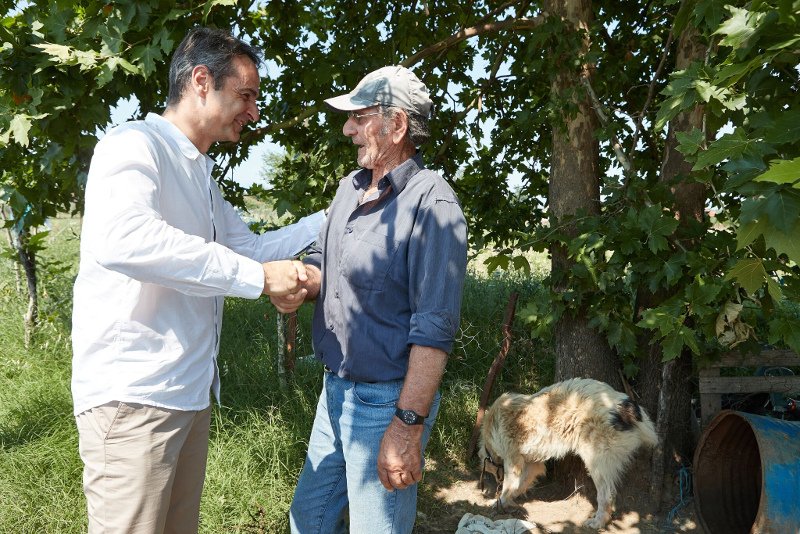 Ο Μητσοτάκης σε παραγωγούς της Καρδίτσας -Είδε τις καλλιέργειες, άκουσε τα προβλήματά τους [εικόνες] | iefimerida.gr 1