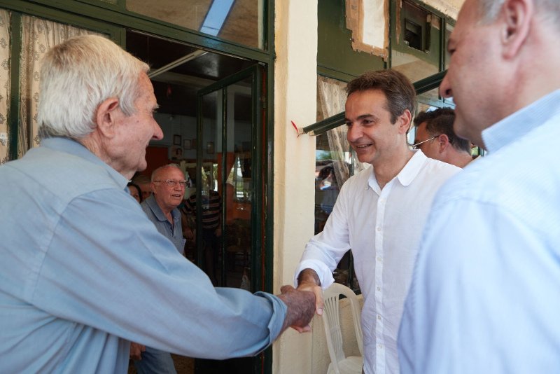 Ο Μητσοτάκης σε παραγωγούς της Καρδίτσας -Είδε τις καλλιέργειες, άκουσε τα προβλήματά τους [εικόνες] | iefimerida.gr 2