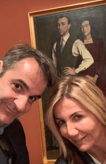 Ο Κυριάκος Μητσοτάκης και η Μαρέβα με φόντο τον ζωγράφο και τη γυναίκα του, έργο του 1942-43