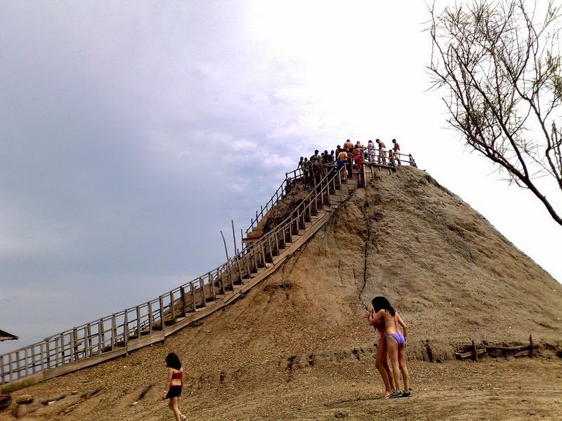 Βουτιές και παιχνίδια σε κρατήρα με λάσπη – Το ηφαίστειο που προσελκύει χιλιάδες επισκέπτες  [εικόνες] | iefimerida.gr 4