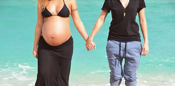 Το φωτογραφικό άλμπουμ δύο ομοφυλόφιλων μαμάδων: Γέννησαν εναλλάξ τα παιδιά τους [εικόνες] | iefimerida.gr 1