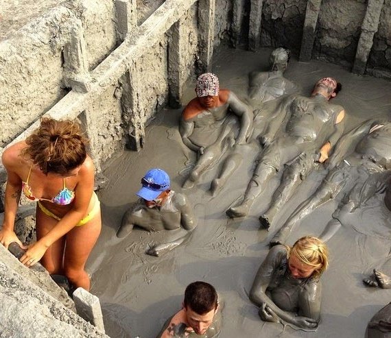 Βουτιές και παιχνίδια σε κρατήρα με λάσπη – Το ηφαίστειο που προσελκύει χιλιάδες επισκέπτες  [εικόνες] | iefimerida.gr 0