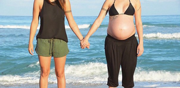 Το φωτογραφικό άλμπουμ δύο ομοφυλόφιλων μαμάδων: Γέννησαν εναλλάξ τα παιδιά τους [εικόνες] | iefimerida.gr 2