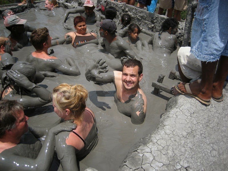 Βουτιές και παιχνίδια σε κρατήρα με λάσπη – Το ηφαίστειο που προσελκύει χιλιάδες επισκέπτες  [εικόνες] | iefimerida.gr 1