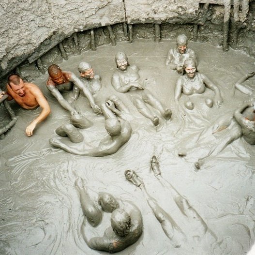 Βουτιές και παιχνίδια σε κρατήρα με λάσπη – Το ηφαίστειο που προσελκύει χιλιάδες επισκέπτες  [εικόνες] | iefimerida.gr 3