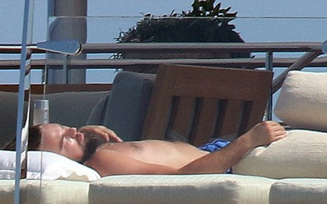 Τσιγαράκι, στρωματσάδα και γιοτ – Η χλιδάτη ζωή του Λεονάρντο Ντι Κάρπιο [εικόνες] | iefimerida.gr 0