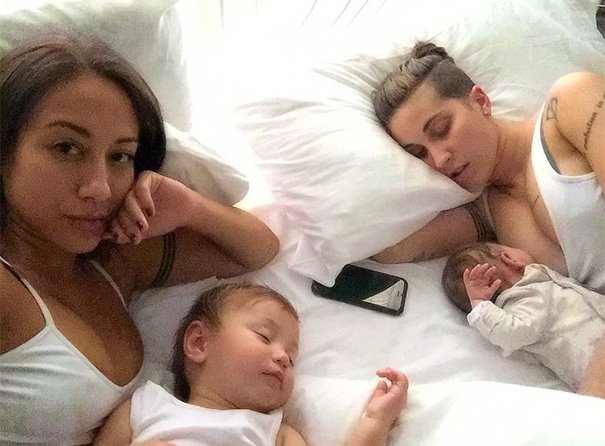 Το φωτογραφικό άλμπουμ δύο ομοφυλόφιλων μαμάδων: Γέννησαν εναλλάξ τα παιδιά τους [εικόνες] | iefimerida.gr 5