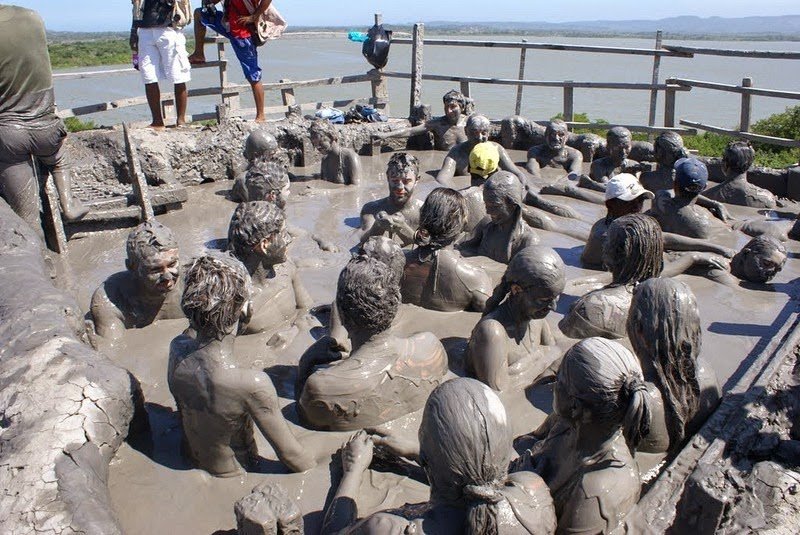 Βουτιές και παιχνίδια σε κρατήρα με λάσπη – Το ηφαίστειο που προσελκύει χιλιάδες επισκέπτες  [εικόνες] | iefimerida.gr 2