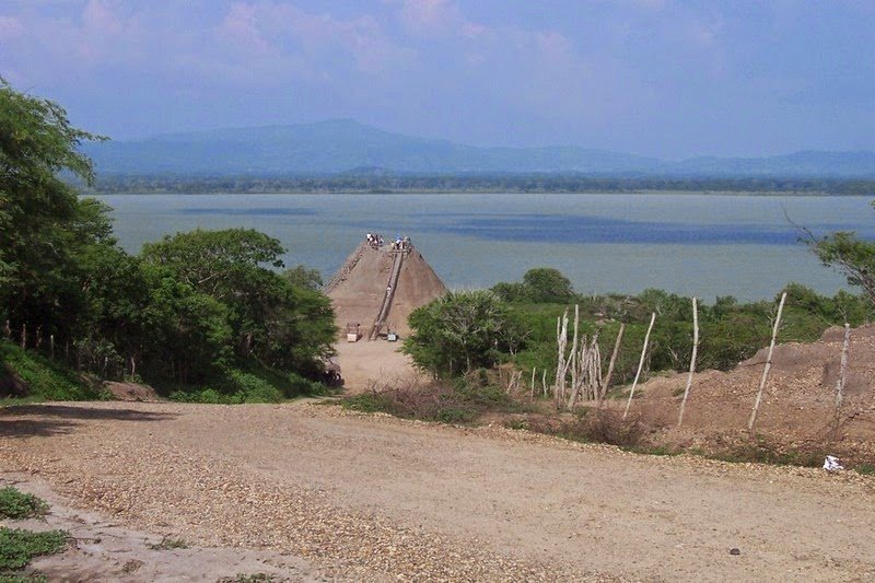 Βουτιές και παιχνίδια σε κρατήρα με λάσπη – Το ηφαίστειο που προσελκύει χιλιάδες επισκέπτες  [εικόνες] | iefimerida.gr 6