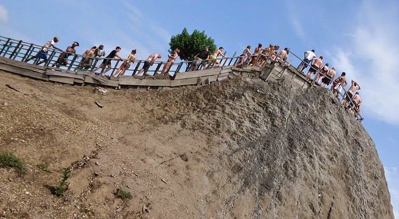 Βουτιές και παιχνίδια σε κρατήρα με λάσπη – Το ηφαίστειο που προσελκύει χιλιάδες επισκέπτες  [εικόνες] | iefimerida.gr 7