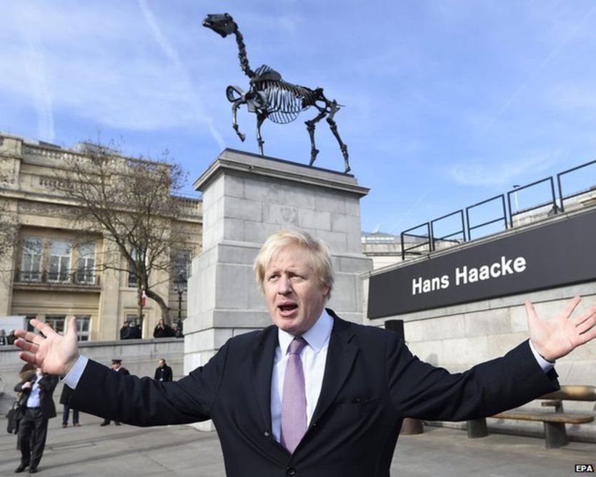 Ένα άγαλμα ως σύμβολο του καπιταλισμού διχάζει το Λονδίνο [εικόνες] | iefimerida.gr 2