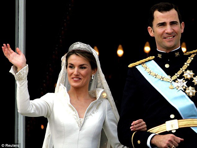 Η Κέιτ αντιγράφει την Λετίθια ή το αντίστροφο: Οι δυο πριγκίπισσες ντύνονται ακριβώς ίδια [εικόνες] | iefimerida.gr 2