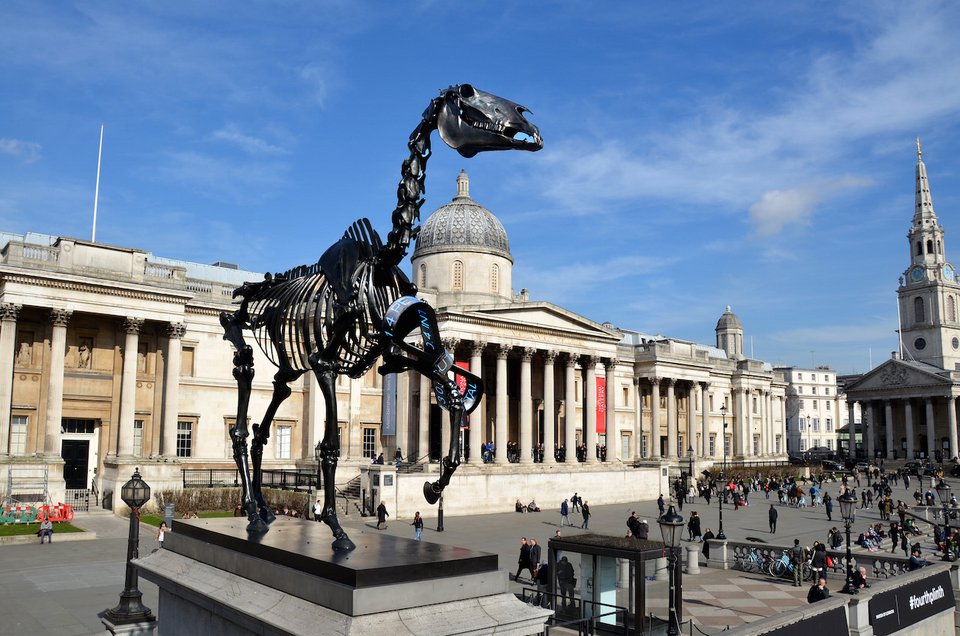 Ένα άγαλμα ως σύμβολο του καπιταλισμού διχάζει το Λονδίνο [εικόνες] | iefimerida.gr 1
