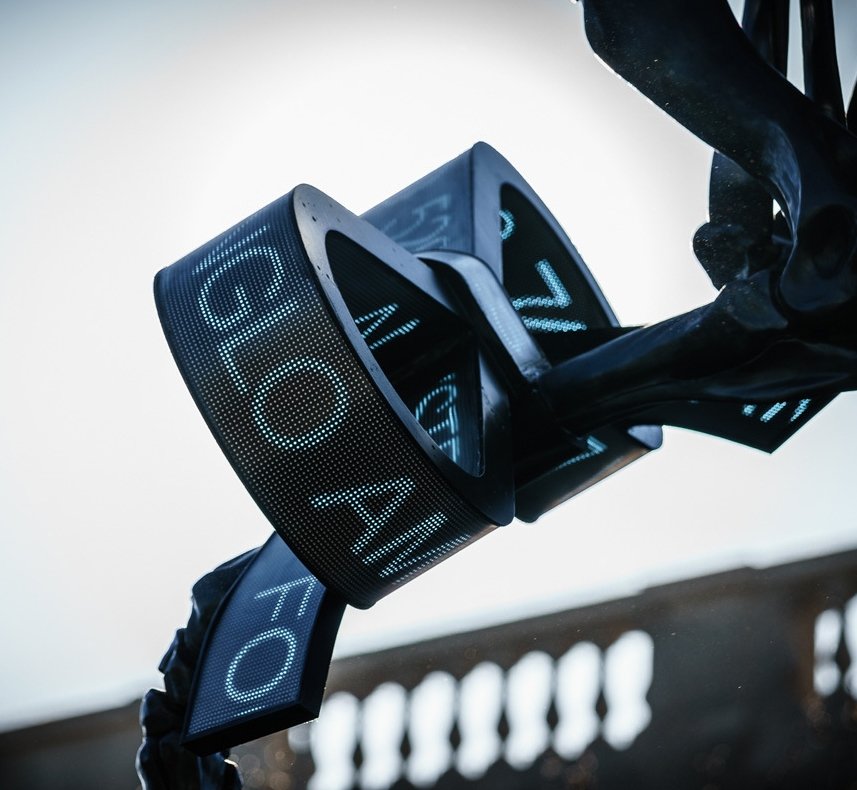 Ένα άγαλμα ως σύμβολο του καπιταλισμού διχάζει το Λονδίνο [εικόνες] | iefimerida.gr 0