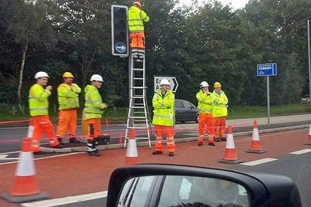Πόσοι χρειάζονται για να αλλάξουν μια λάμπα;-Κι όμως το Ελληνικό ...ανέκδοτο έχει εφαρμογή και στη Βρετανία [εικόνα]  | iefimerida.gr 0