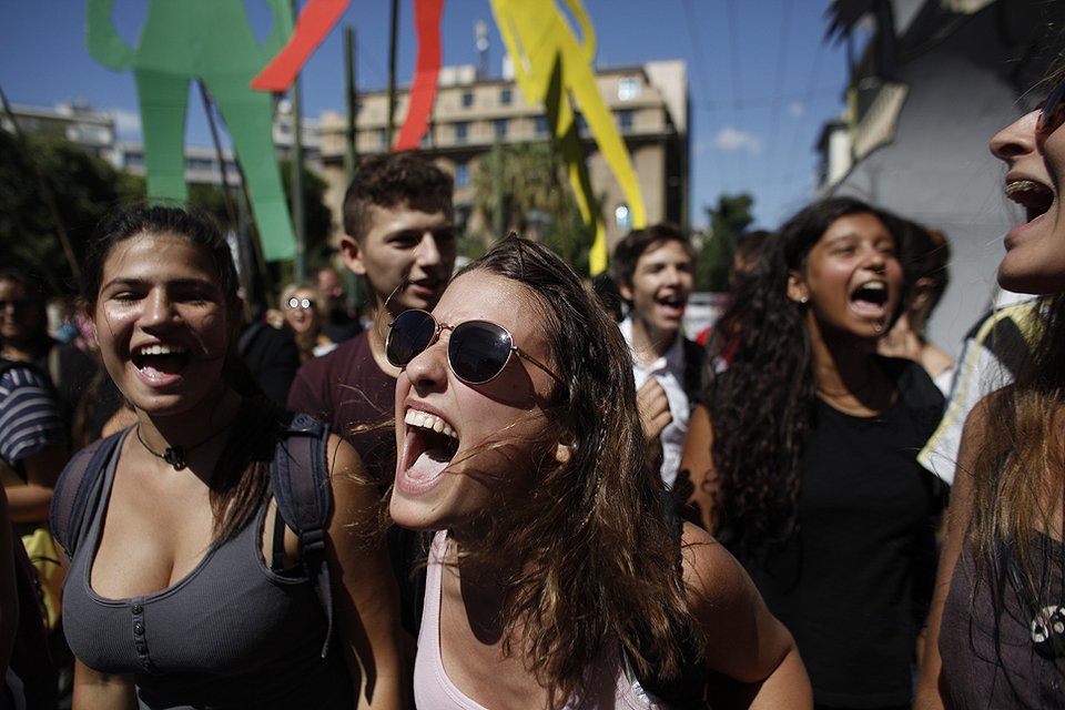 Φλόγες και χαμόγελα: Δύο φωτογραφίες από την Αθήνα στις κορυφαίες της εβδομάδας από τους LA Times [εικόνες] | iefimerida.gr 0