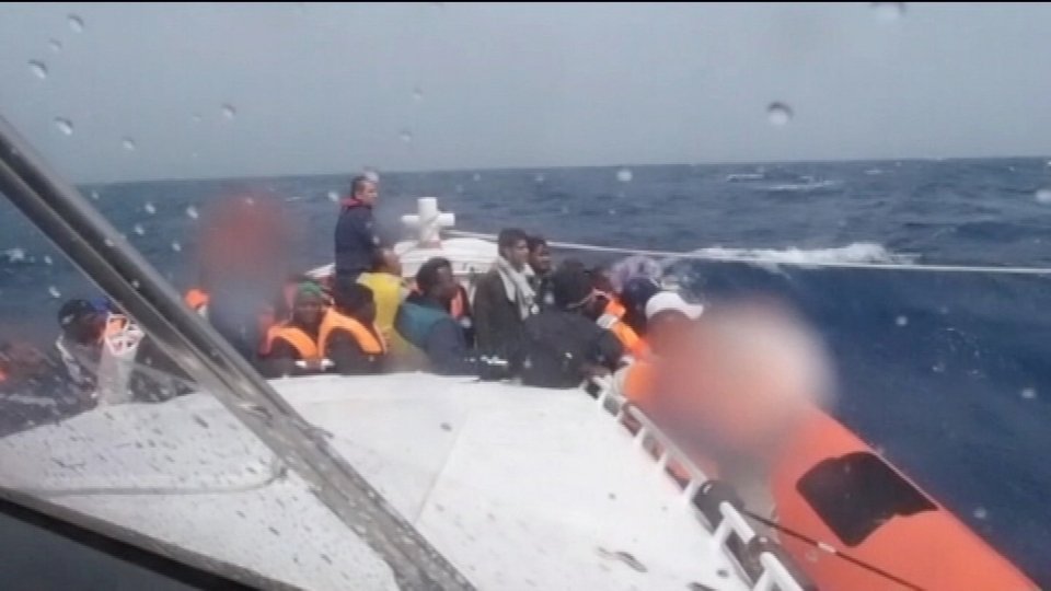 Ιταλία: Ο εφιάλτης της Λαμπεντούζα επαναλαμβάνεται κάθε εβδομάδα [εικόνες & βίντεο]  | iefimerida.gr 1