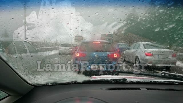 Αποκαθίστανται τα προβλήματα από τα χιόνια στην Αθηνών-Θεσσαλονίκης: Απεγκλωβίστηκαν εκατοντάδες οδηγοί [εικόνες] | iefimerida.gr 2