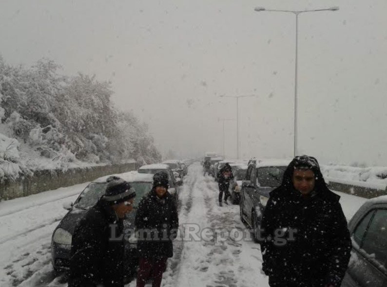 Αποκαθίστανται τα προβλήματα από τα χιόνια στην Αθηνών-Θεσσαλονίκης: Απεγκλωβίστηκαν εκατοντάδες οδηγοί [εικόνες] | iefimerida.gr 4