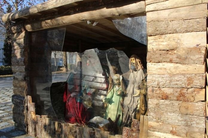 Αγνωστοι βανδάλισαν φάτνη σε κεντρική πλατεία της Λάρισας [εικόνες] | iefimerida.gr 0