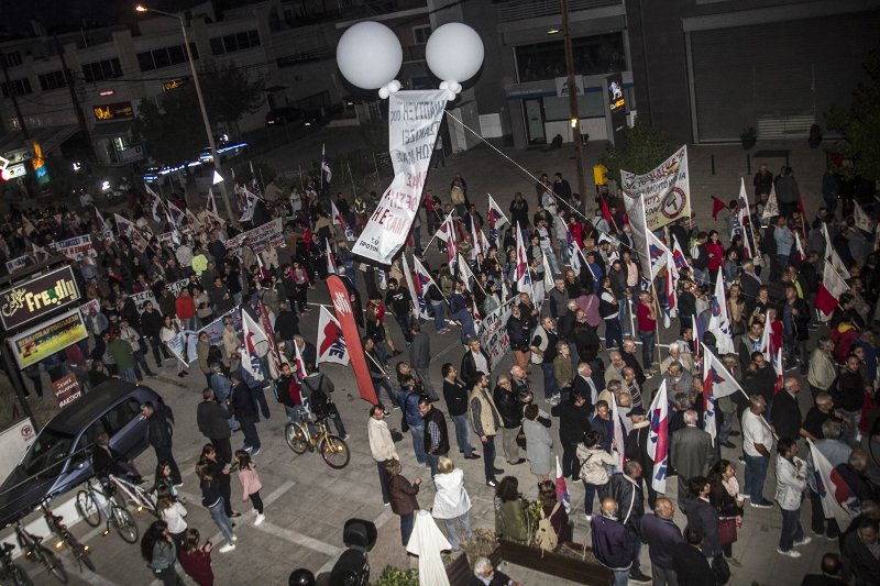 Οι Λαρισαίοι υποδέχτηκαν τον  Τσίπρα με πανό και συνθήματα -Πορεία διαμαρτυρίας [εικόνες]  | iefimerida.gr 0