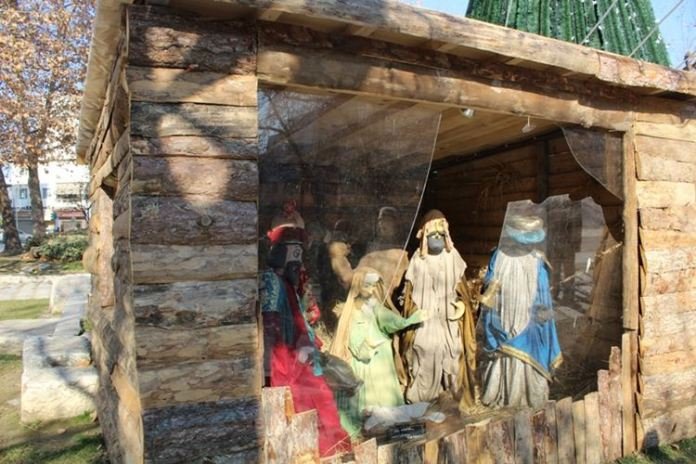 Αγνωστοι βανδάλισαν φάτνη σε κεντρική πλατεία της Λάρισας [εικόνες] | iefimerida.gr 1