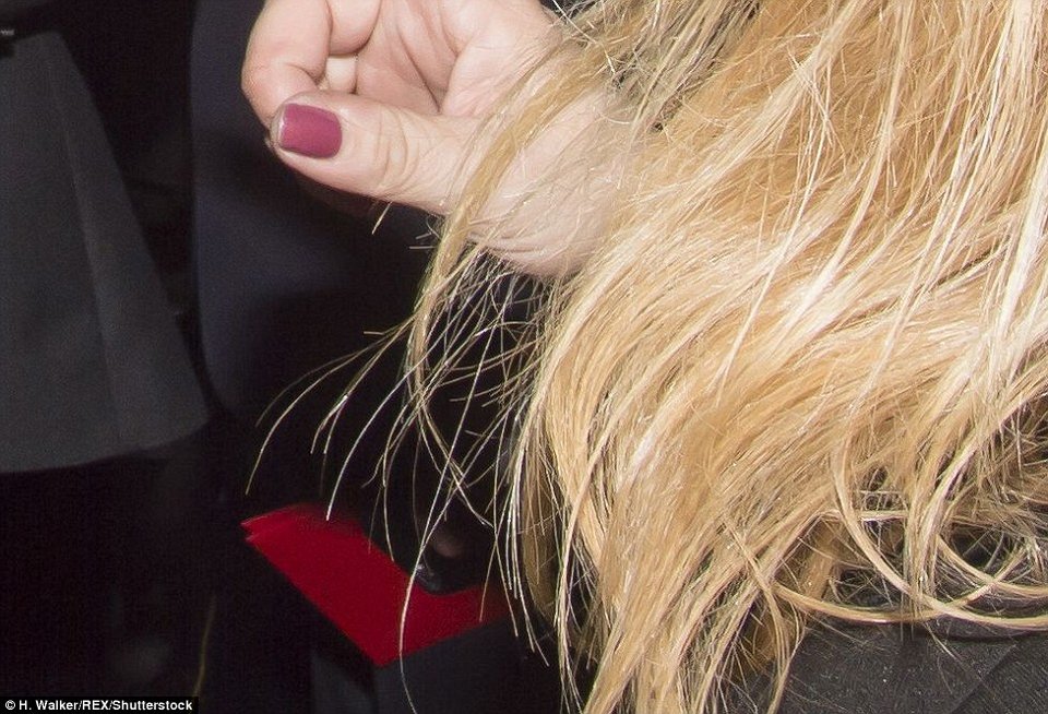 Καρέ-καρέ η ιστορική γκάφα στα Οσκαρ -Ο γκαφατζής είχε δύο φακέλους και ήταν συνέχεια στο... Τwitter [εικόνες] | iefimerida.gr 1