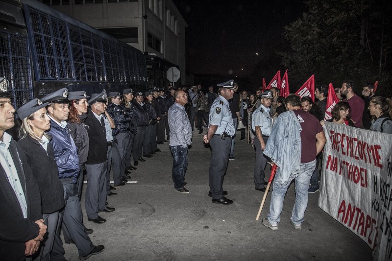 Οι Λαρισαίοι υποδέχτηκαν τον  Τσίπρα με πανό και συνθήματα -Πορεία διαμαρτυρίας [εικόνες]  | iefimerida.gr 1