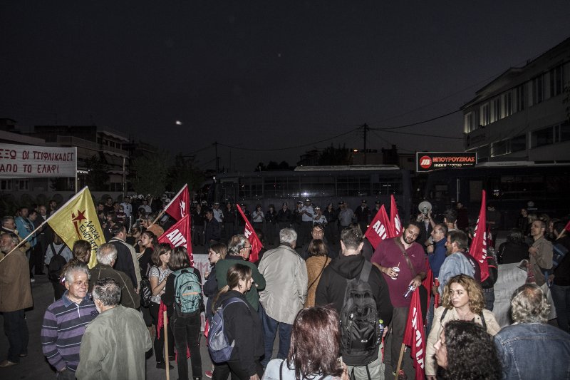 Οι Λαρισαίοι υποδέχτηκαν τον  Τσίπρα με πανό και συνθήματα -Πορεία διαμαρτυρίας [εικόνες]  | iefimerida.gr 2