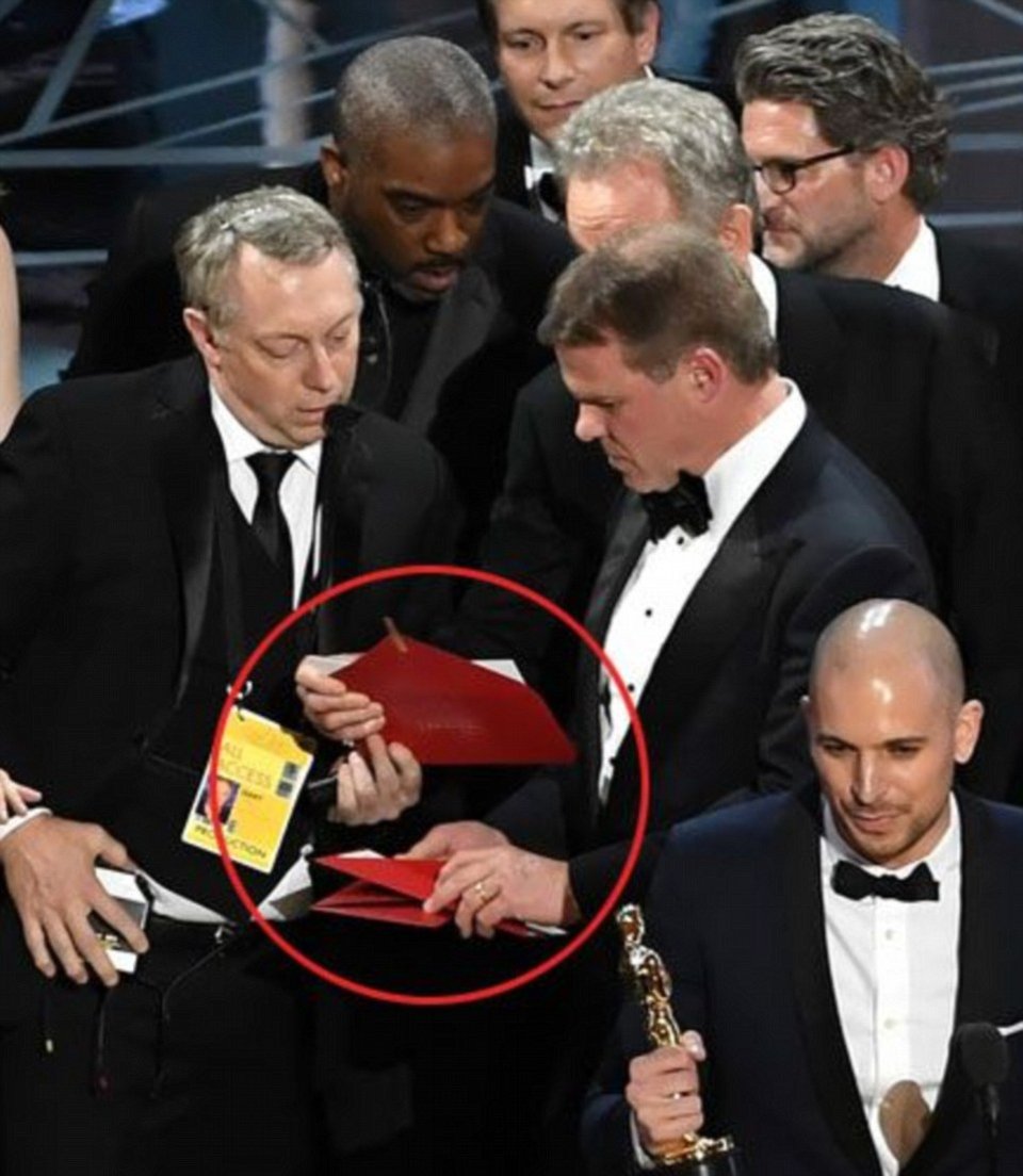 Καρέ-καρέ η ιστορική γκάφα στα Οσκαρ -Ο γκαφατζής είχε δύο φακέλους και ήταν συνέχεια στο... Τwitter [εικόνες] | iefimerida.gr 6