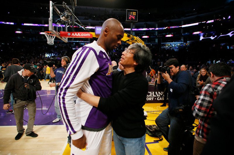 Ο νέος ιδιοκτήτης της εφημερίδας με τον Kobe Bryant / Φωτογραφία: ΑΡ