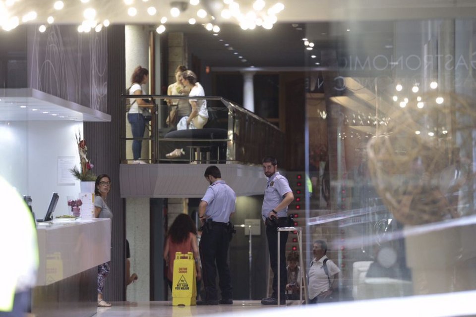 Τρόμος στη Βαρκελώνη -Μασκοφόροι άνοιξαν πυρ σε ξενοδοχείο στη Ράμπλα [εικόνες] | iefimerida.gr 7