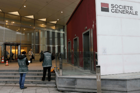 Ανθρωποκυνηγητό για τον εντοπισμό του ενόπλου που έσπειρε τον τρόμο στο Παρίσι [εικόνες] | iefimerida.gr 1