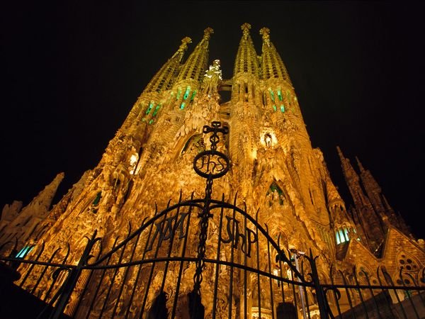 Επιβλητικοί Καθεδρικοί ναοί: Το πάντρεμα της κατάνυξης με την Τέχνη [εικόνες] | iefimerida.gr 4