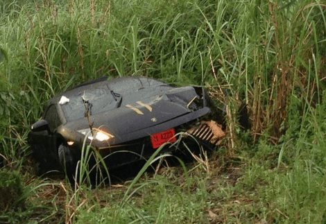 Σαν ταινία του Χόλιγουντ: Lamborghini κόπηκε στα δύο και ως εκ θαύματος ο οδηγός βγήκε μόνο με αμυχές [βίντεο&εικόνες] | iefimerida.gr 0