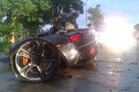 Σαν ταινία του Χόλιγουντ: Lamborghini κόπηκε στα δύο και ως εκ θαύματος ο οδηγός βγήκε μόνο με αμυχές [βίντεο&εικόνες] | iefimerida.gr 2