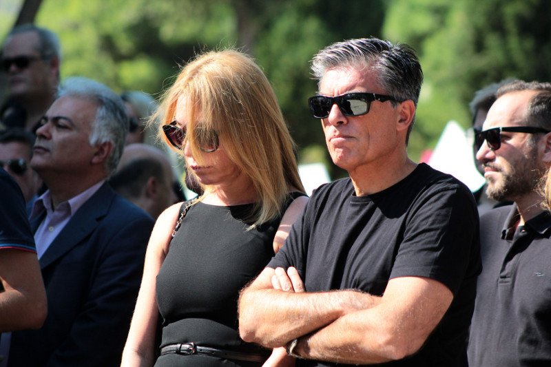 Το τελευταίο αντίο συγγενών, φίλων, συναδέλφων στον Λάμπρο Χαβέλα [εικόνες] | iefimerida.gr 4