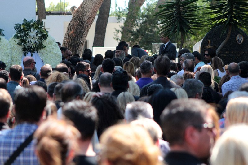 Το τελευταίο αντίο συγγενών, φίλων, συναδέλφων στον Λάμπρο Χαβέλα [εικόνες] | iefimerida.gr 7