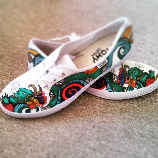 Τα λευκά πάνινα παπούτσια περνούν σε άλλη διάσταση -Γίνονται καμβάς Τέχνης [εικόνες] | iefimerida.gr 12