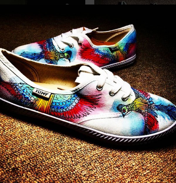 Τα λευκά πάνινα παπούτσια περνούν σε άλλη διάσταση -Γίνονται καμβάς Τέχνης [εικόνες] | iefimerida.gr 11