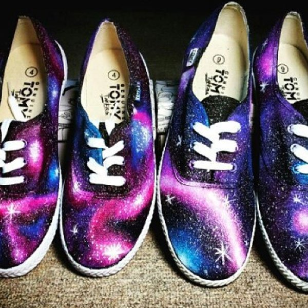 Τα λευκά πάνινα παπούτσια περνούν σε άλλη διάσταση -Γίνονται καμβάς Τέχνης [εικόνες] | iefimerida.gr 10