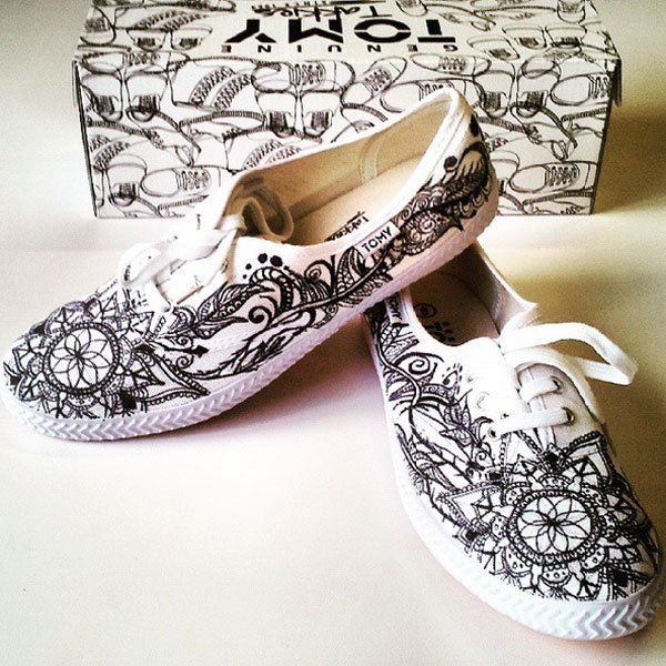 Τα λευκά πάνινα παπούτσια περνούν σε άλλη διάσταση -Γίνονται καμβάς Τέχνης [εικόνες] | iefimerida.gr 8