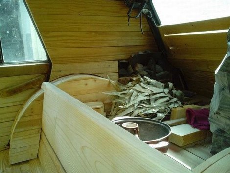 Εφευρετικός πολίτης κατασκεύασε και κυκλοφορεί με αυτοκίνητο Lada-σάουνα [εικόνες] | iefimerida.gr 1