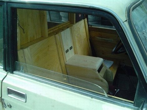 Εφευρετικός πολίτης κατασκεύασε και κυκλοφορεί με αυτοκίνητο Lada-σάουνα [εικόνες] | iefimerida.gr 0